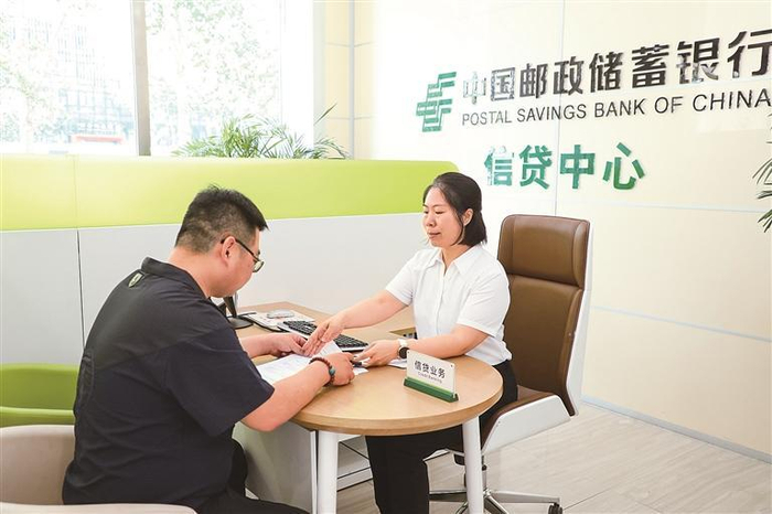     图为该行员工热情服务客户。