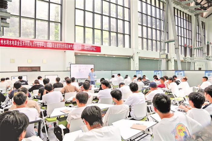 贵州水利水电职业技术学院教师在110千伏变电实训基地授课。龙毅 摄