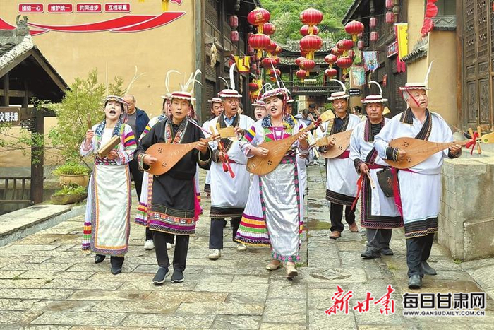 文县古韵琵琶队欢迎游客。新甘肃·甘肃日报记者 王煜宇