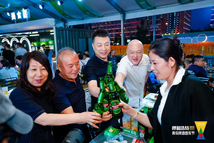 在呼和浩特青岛啤酒节，市民游客们围坐在一起，大口喝着冰爽的青岛啤酒。（青岛啤酒 供图）