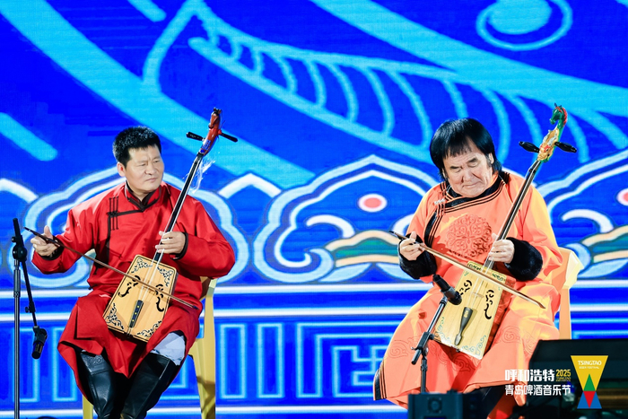 开幕式现场，马头琴艺术大师倾情演奏，为开幕式增添浓厚的艺术氛围。（青岛啤酒 供图）