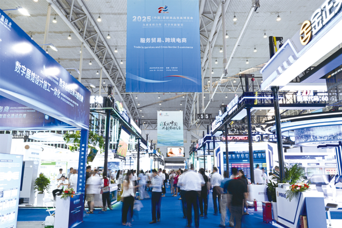 6月26日，以“共商亚欧合作 共享丝路繁荣”为主题的2025（中国）亚欧商品贸易博览会在新疆国际会展中心开幕。为期5天的博览会共举办60余场境内外贸易投资促进专项活动。图为博览会服务贸易、跨境电商展区。