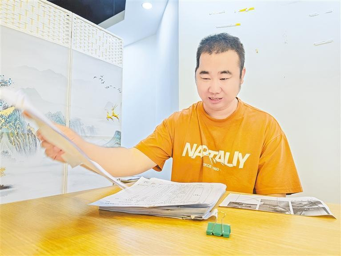 　吕银波在整理资料。