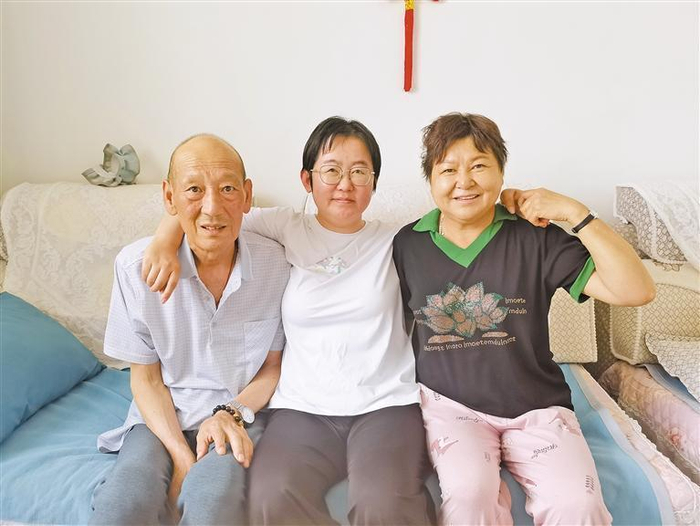 　李玲（中）和父母在一起。