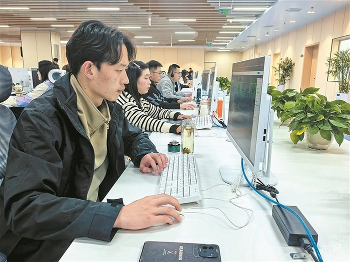 青海蓝算科技有限公司标注师正在进行数据标注。贾泓 摄