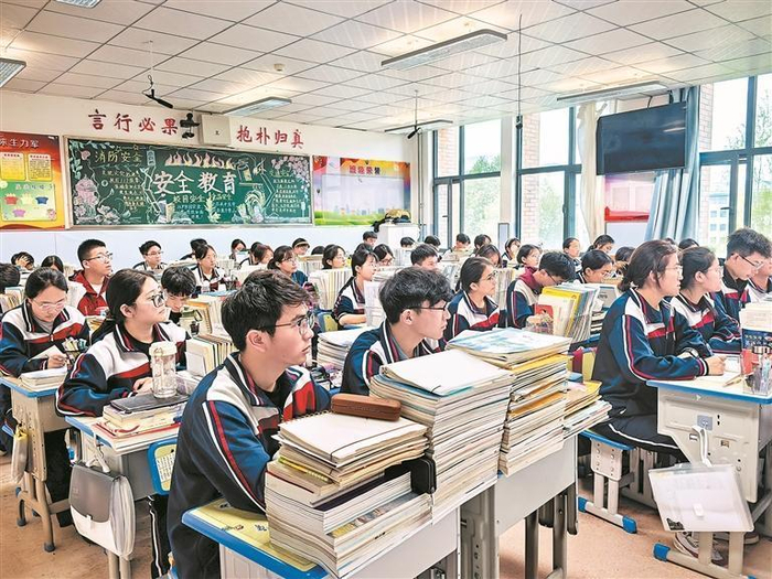 果洛西宁民族中学语文课上的“大思政”。贾泓 摄