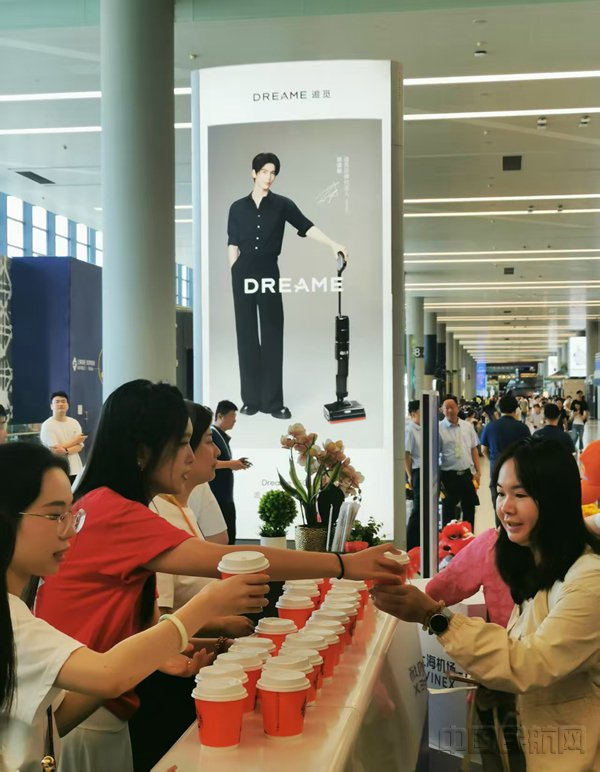 6月29日当天，虹桥机场为出行旅客赠送饮品（钱擘/摄）