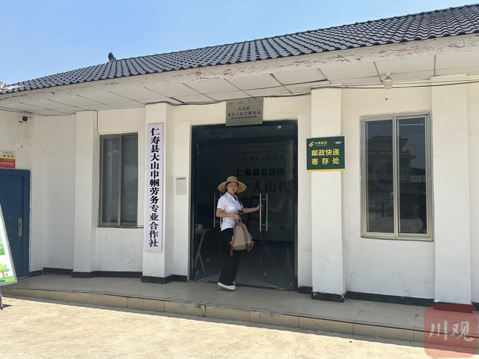 直播间门口的台阶还有修补的痕迹。