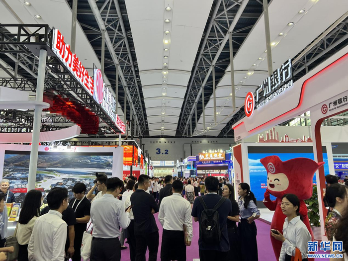6月26日，游客在广州金交会现场参观展位。新华网 李俊豪 摄