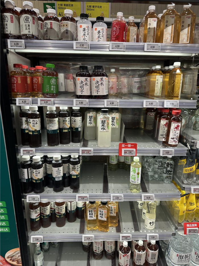 　　6月24日，位于北京市海淀区清河的一家京东七鲜超市饮料售卖货架上摆放了多种药食同源饮品。 新华网钱琪莹 摄