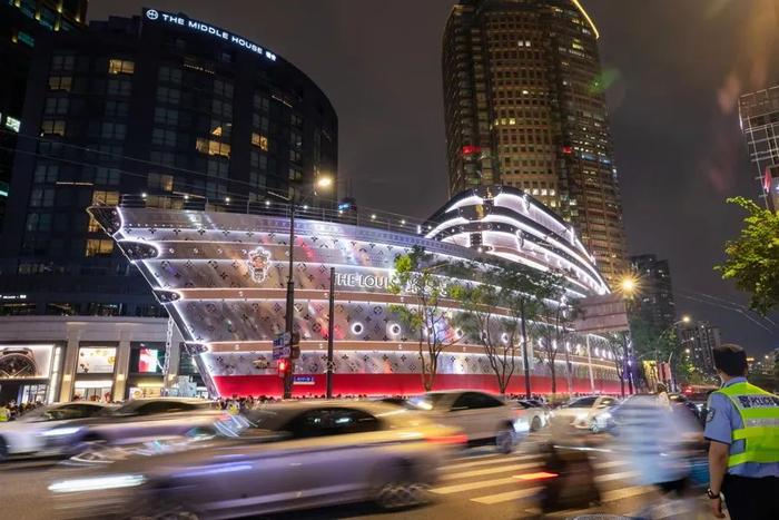 夜晚，路易号仿佛在“车流”中航行。图片来源：新民晚报