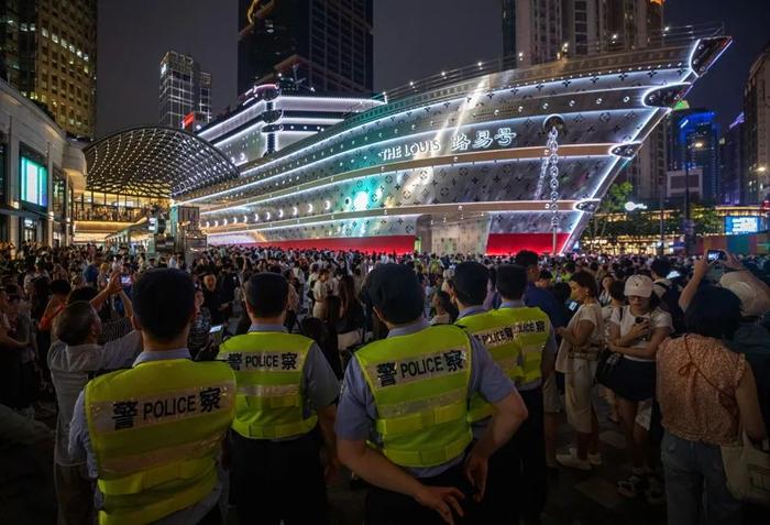 路易号周围，许多警察在维持秩序。图片来源：新民晚报