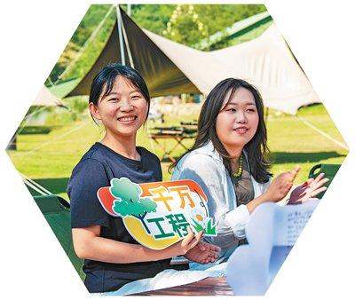 在浙江金华市婺城区，青年党员干部交流基层工作经验。胡肖飞摄（人民视觉）