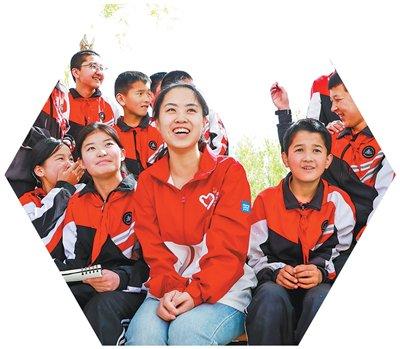 在新疆阿图什市哈拉峻乡谢依特小学，青年支教教师高淑贤和学生们在一起。新华社记者  王  菲摄