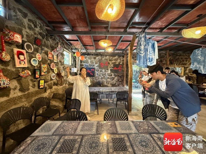 媒体采访团打卡春风十里非遗文创体验院。记者 丁文文 摄