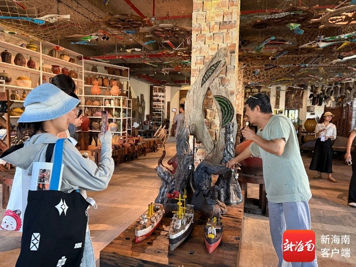 媒体采访团打卡陶瓷艺术馆。记者 丁文文 摄