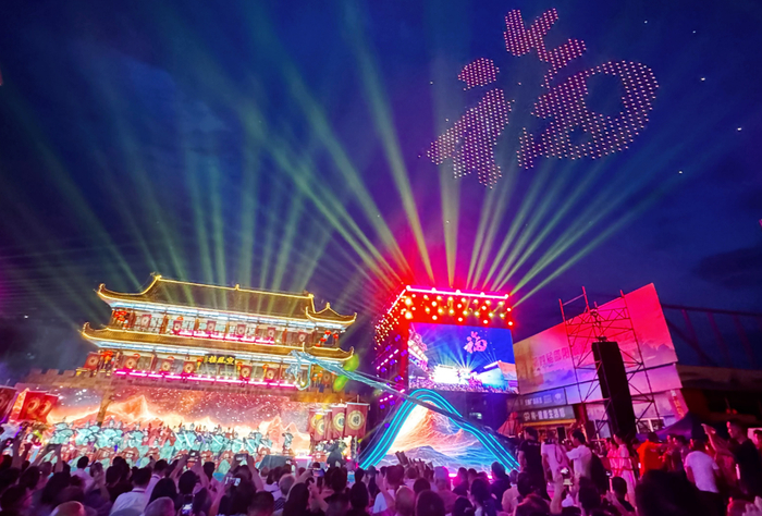 ▲第四届邵阳旅游发展大会开幕式的灯光秀。（龚璇/摄）