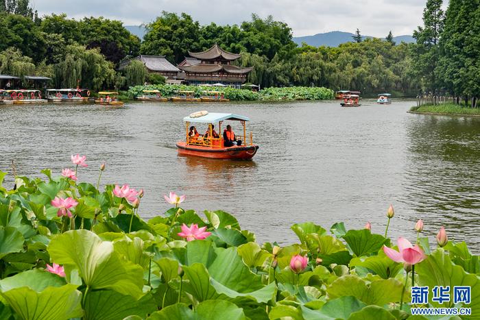 乘船游览观光的游客（6月29日摄）。新华网发（郑益 摄）