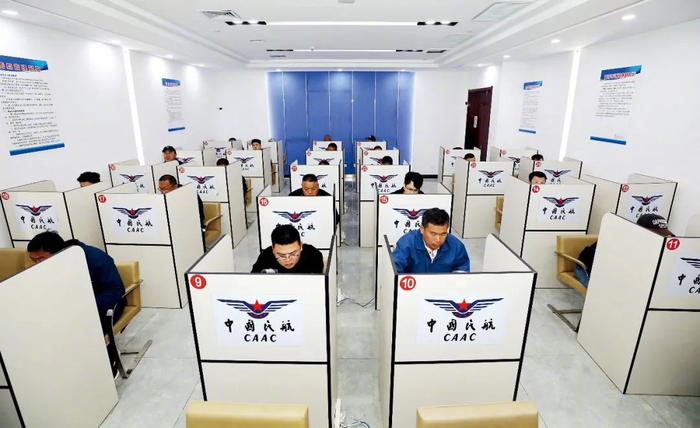 4月10日，河北衡水市，考生在桃城无人机基地进行无人机驾驶员执照理论考试。图/中新