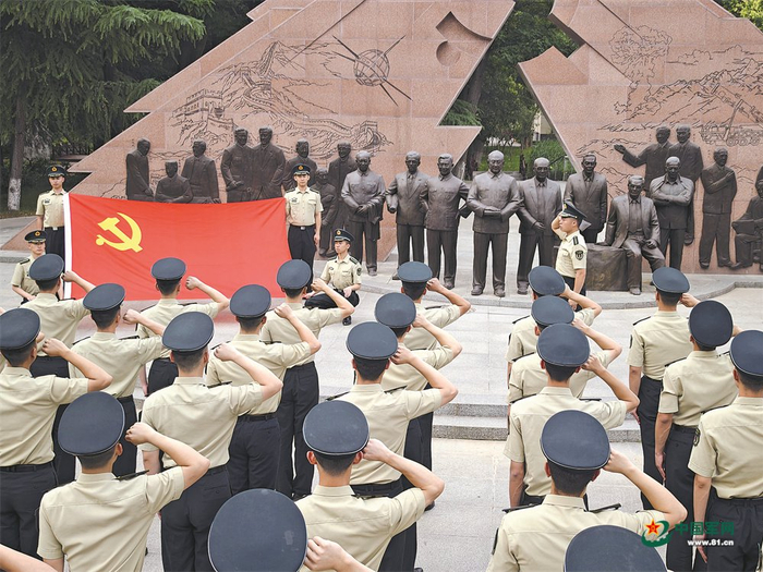 　　火箭军工程大学组织即将毕业的学员在“两弹一星”功勋人物群雕前宣誓。钟福明摄