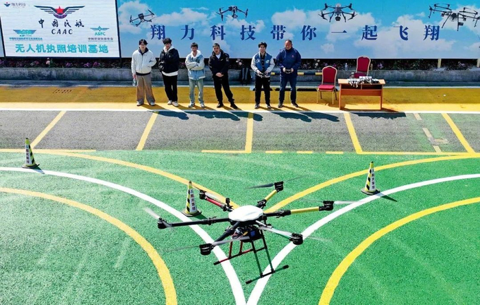 3月19日，浙江杭州一家机动车驾校开辟无人机执照考试培训业务，多名学员轮流进行实操飞行训练。摄影/本刊记者 王刚