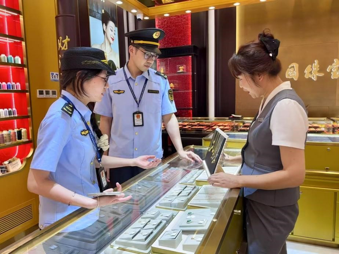 象山县市场监管局执法人员对线下门店开展的团购活动进行检查。