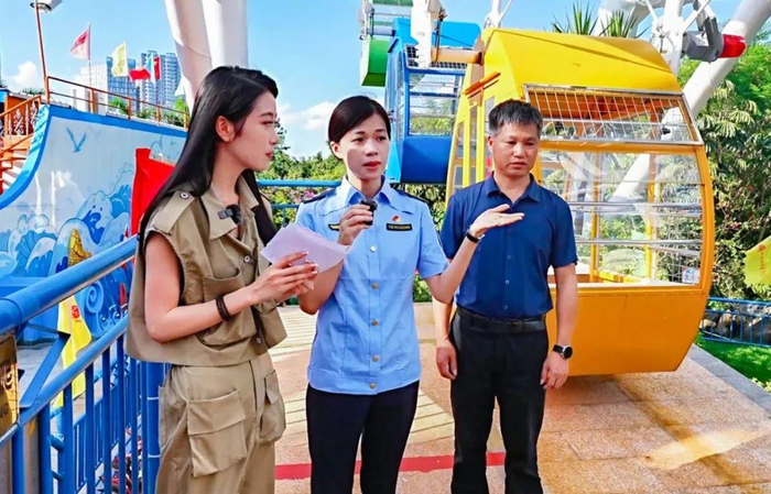 执法人员讲解乘坐摩天轮的注意事项。