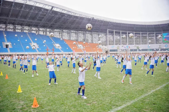 6月27日，在2025年自治区校园足球特色学校联赛（初中组）开幕上，昌吉市多所中小学学生