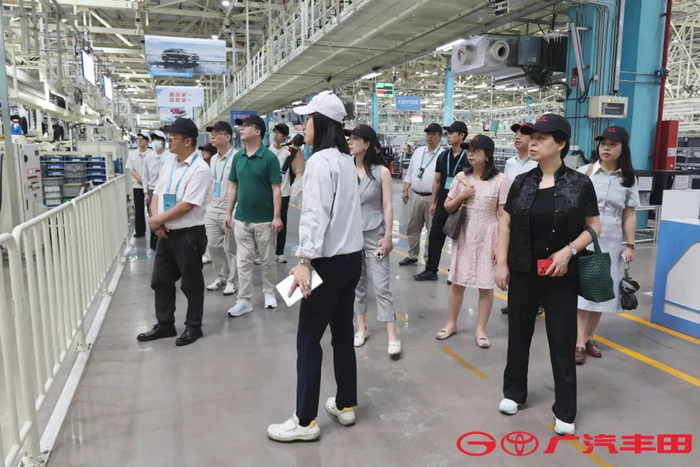 （6月27日，第十一届广州国际投资年会产业考察活动走进位于南沙区的广汽丰田现代化生产车间。受访者供图）
