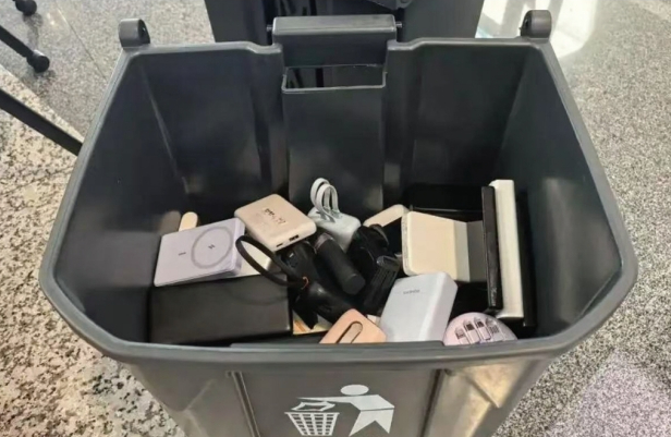 　　图为6月29日，浙江省杭州萧山国际机场的废弃充电宝。