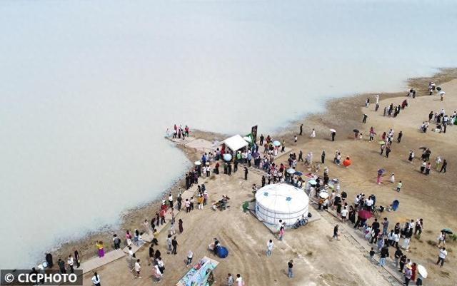 ↑2025年6月28日，游客在内蒙古锡林郭勒盟太仆寺旗白音查干湖边游玩。（无人机照片）CICPHOTO/孙慧军 摄