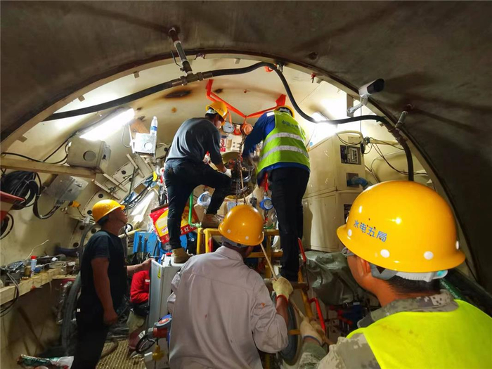 工人在高压舱内进行更换刀头作业。