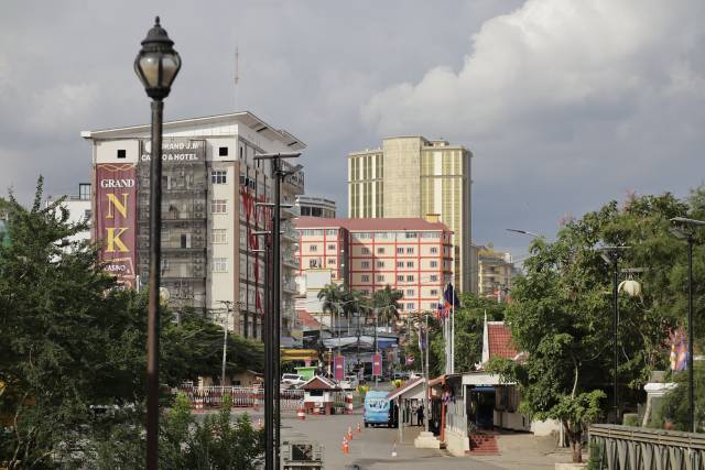 6月16日，从泰国庄他武里府的边境检查站拍摄的泰柬边境柬埔寨一侧。新华社 发