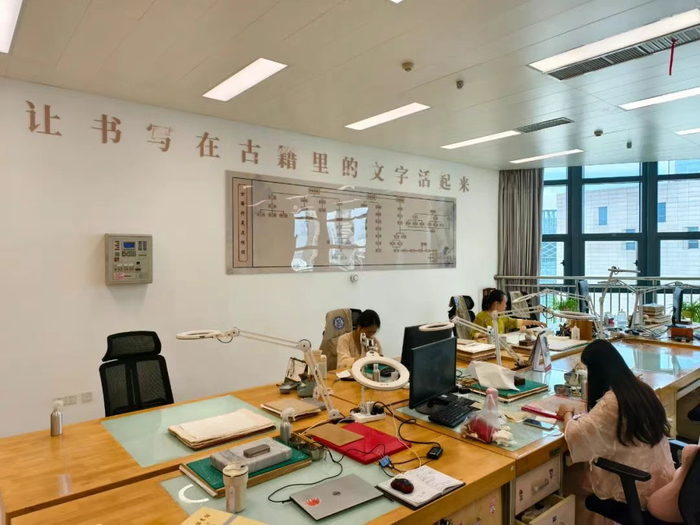 江西省图书馆古籍修复室，部分“书医”正忙于修复古籍