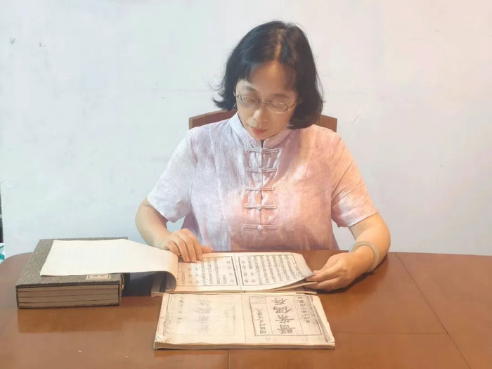 江西中医药大学中医医史文献专业教授李丛研读古籍