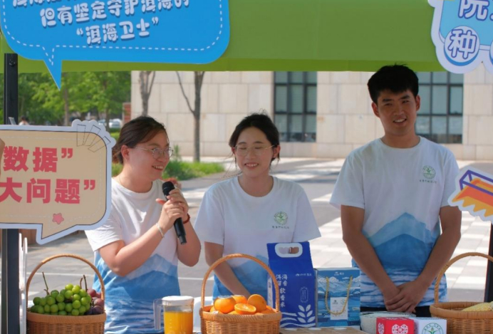 杨静（左一）等大理古生村科技小院的同学们在毕业市集进行展示。王心悦|摄