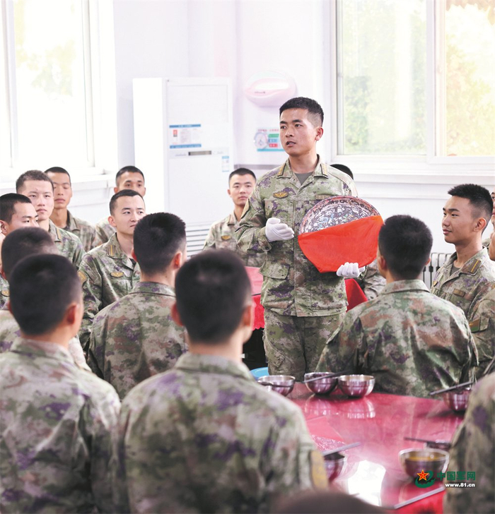 　　第83集团军某旅“红一连”党史学习教育课上，指导员为官兵讲述连队传家宝“红菜盘”背后的故事。乔子丰摄