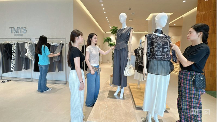 市民在“天门衣尚”品牌馆内挑选衣服（央广网发  天门市委宣传部供图）