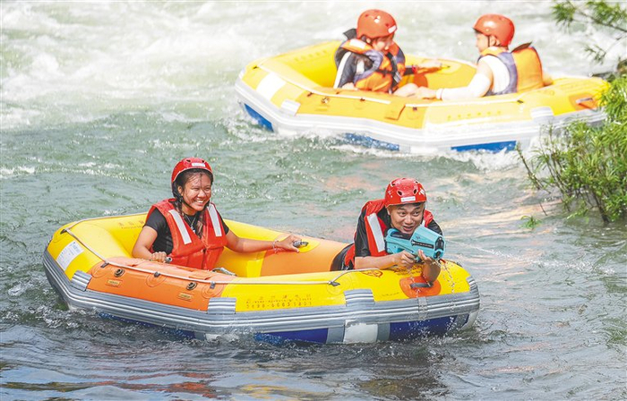 游客在五指山市红峡谷文化旅游区体验惊险刺激的峡谷漂流。海南日报全媒体记者 李天平 摄