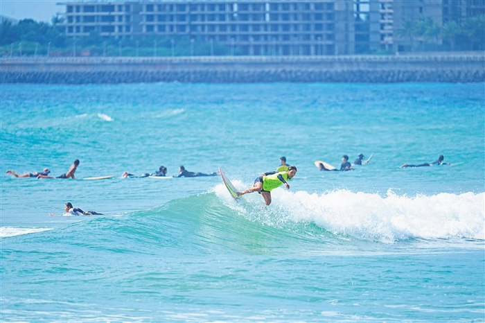 游客在日月湾体验冲浪。日月湾国家冲浪训练基地供图