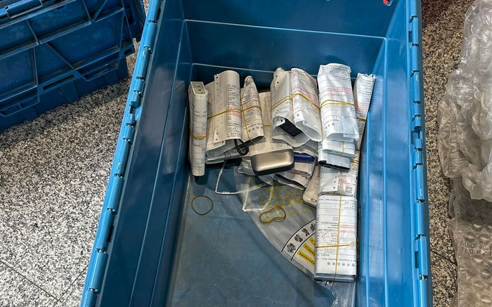 置物筐内旅客暂存的充电宝，将被集中送往暂存点。新京报记者 陶冉 摄