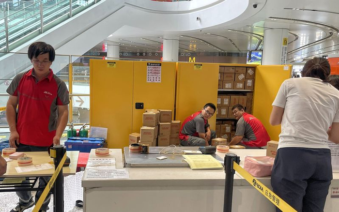 大兴机场国内安检区外快递柜可提供充电宝免费暂存7日服务。新京报记者 陶冉 摄