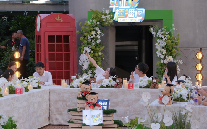 在各地乡村驻扎的科技小院学生，回到中国农业大学，参加一场专属于他们的毕业晚宴。王心悦|摄