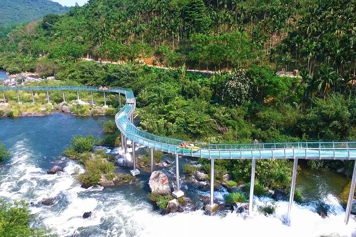 琼中峡玻璃滑道。琼中峡景区供图