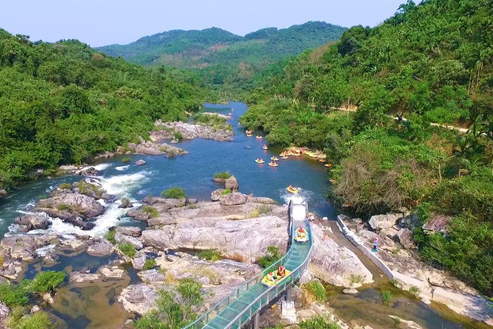 玻璃滑道下接天然峡谷河道。琼中峡景区供图