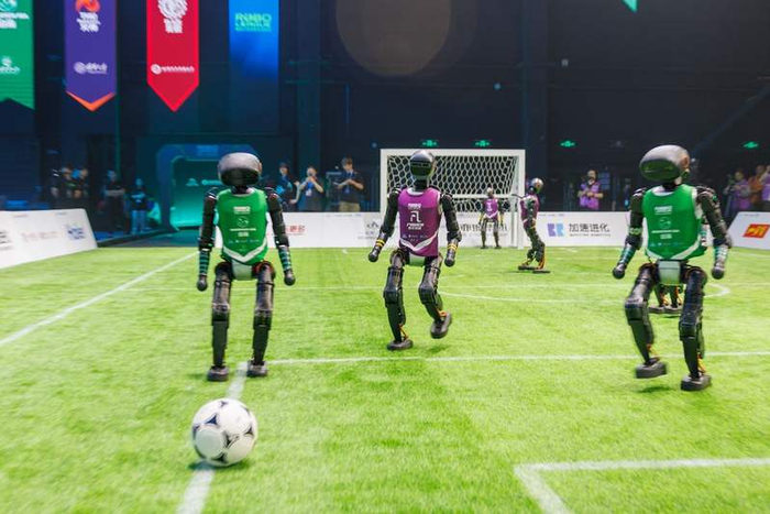 6月28日，北京智慧电竞赛事中心，比赛中的机器人追球。