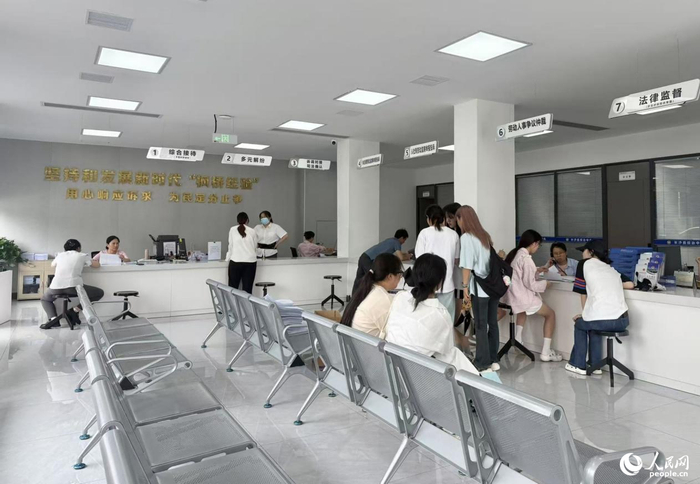 长沙县综治中心接待大厅里，多个部门开设窗口“一站式”服务。人民网 刘汕摄