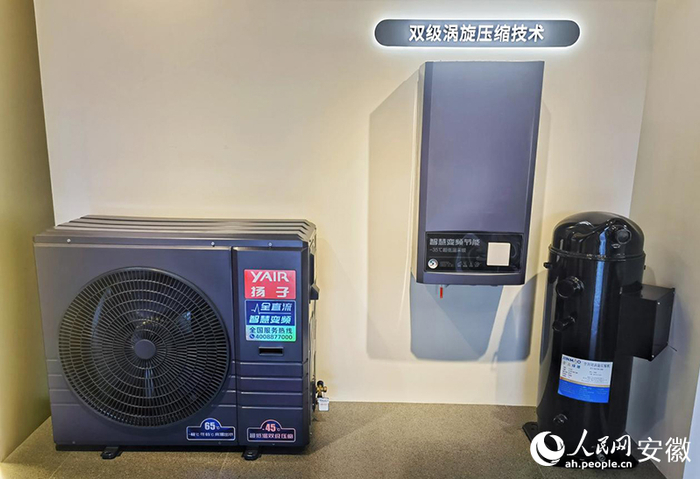 扬子空调最新研发的“双级涡旋式高效制热机组”。人民网记者 周坤摄