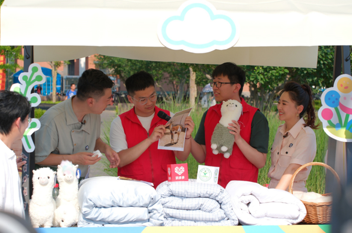 北京延庆羊驼科技小院的同学们带着羊驼绒被、羊驼文创参加毕业市集。王心悦|摄