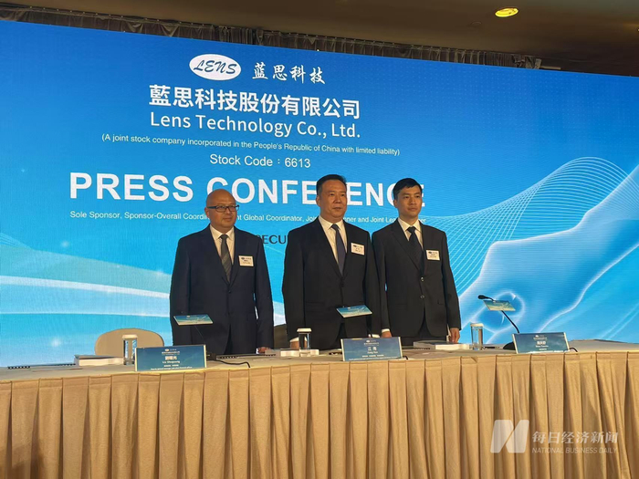 从左到右依次是，副总经理兼财务总监刘曙光，副总经理兼中国区总裁、董事会秘书江南，证券事务代表周天舒 每经记者 黄婉银 摄